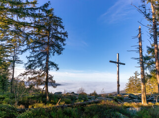 Die K&auml;splatte ist ein Berg im Bayerischen Wald mit Gipfelkreuz bei St. Englmar