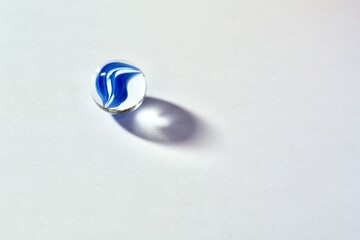 青いビー玉と影　白い背景