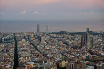 Naklejka premium top view of the city of barcelona from bunkers del carmel at sunset