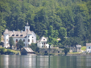 Fototapeta na wymiar Hallstatt, precioso pueblo austriaco a orillas de un lago.