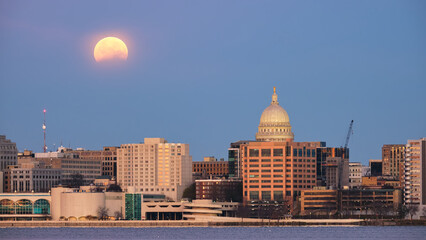 Fototapeta premium Lunar eclipse behind the skyline of Madison, WI. 