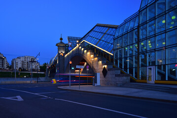Naklejka premium Bogdan Khmelnitsky pedestrian bridge in Moscow at night.