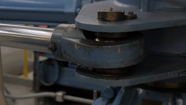 Connection of piston rod to rudder tiller on steering gear of ship