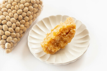 白味噌とビニール袋に入った大豆