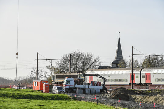 Belgique Wallonie Braine L'Alleud chantier train RER eglise village Lillois
