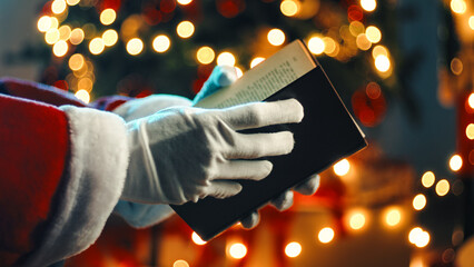 Fototapeta na wymiar Santa Claus reads a book under the tree
