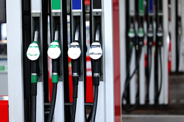 Dystrybutor paliwa na stacji benzynowej w europie z tablicą z dużymi cenami. - obrazy, fototapety, plakaty