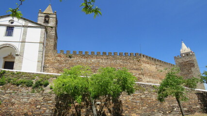 Muralhas e ruinas de um castelo medieval em Portugal