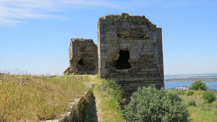 Muralhas e ruinas de um castelo medieval em Portugal