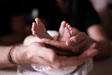 neugeborene Babyfüße, Hände, Familie, Familienleben, Geborgenheit