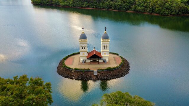 torres da igreja de Ita em Santa Catarina, Brasil.