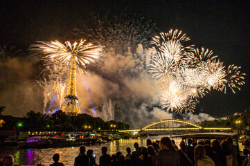 Naklejka premium Fireworks over the Seine in Paris, France on Bastille Day.