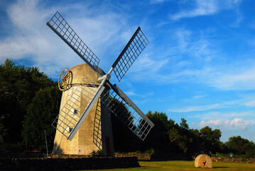 Fototapeta na wymiar The Jamestown Windmill was built during the colonial days and recalls an era when the country was mostly agricultural