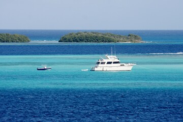 Obraz premium Schiff im karibischen Meer