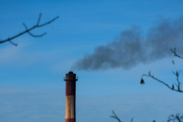 Dymiący komin elektrowni