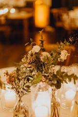 Décoration florale sur la table du diner