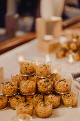 Petites salades apéritives empilées