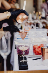 Cocktail en préparation au bar