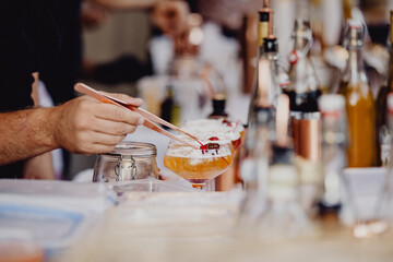Barman travaillant avec précision ses cocktails