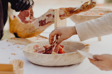 Picorer et savourer le jambon à l'os