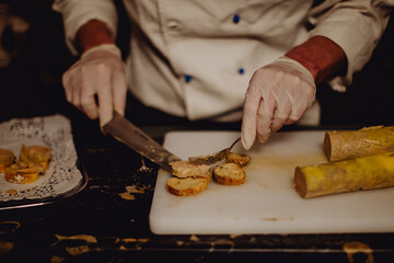 Le chef préparant les tartines de foie gras