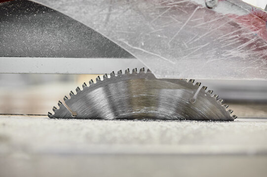 Close-up circular saw for cutting material in production