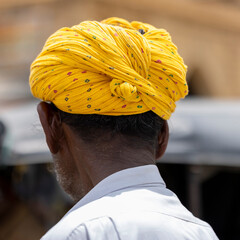 Hombre hindú con turbante amarillo - 549838051