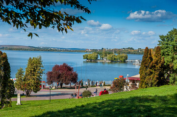 Obraz premium view of the park with a lake in Ternopil from above. A beautiful location for tourism and recreation.