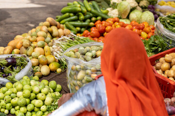 Mujer vendiendo verduras y fruta o en mercado de Jaisalmer (India)