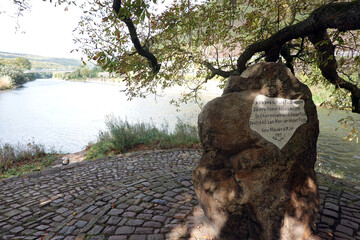 Gedicht auf dem Weserstein am Zusammenfluss von Werra und Fulda, die sich zur Weser vereinen,...