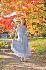 渉成園の紅葉と女性