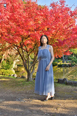 渉成園の紅葉と女性