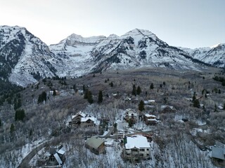 Naklejka premium Bird's eye view of Sundance Resort on a slope of a snowy mountain range in Utah, USA in winter