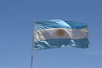 Bandeira da Argentina Hasteada com céu azul
