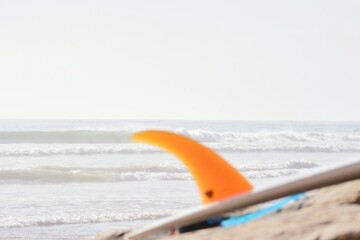 Fototapeta na wymiar Quilla tabla de surf paisaje surfista olas