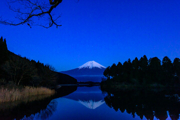 日が暮れて空が暗くなり始めると富士山もシルエットになっていきます
