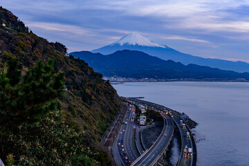 You can see Mt. Fuji across the sea from the place where the highway and national highway intersect.