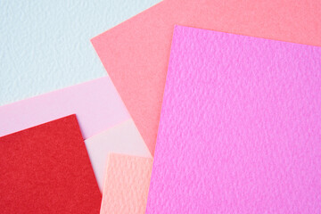 赤やピンク色のさまざまなクラフト紙