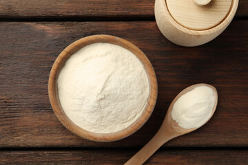 Bowl, box and spoon of agar-agar powder on wooden table, flat lay