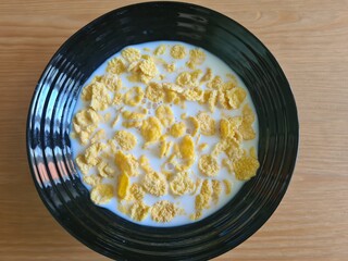 Corn flakes in bowl on table closeup