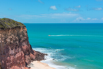 Falésia e o mar em Pipa, Rio Grande do Norte, Brasil.