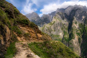 Obraz premium Tiger Leaping Gorge trekking tour in mountains with scenic landscapes and views, horizontal image with copy space for text