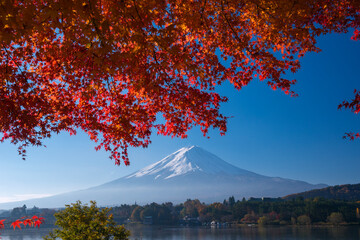 紅葉の河口湖と冠雪した富士山