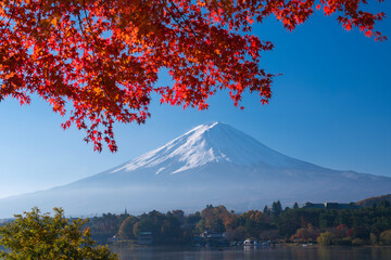 紅葉の河口湖と冠雪した富士山