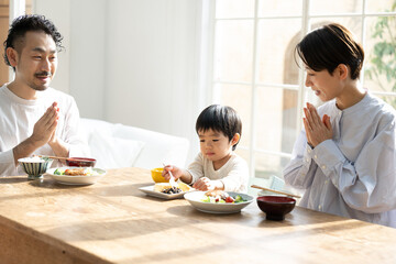 光が美しいご飯が大好きな子どものいる食卓、 いただきます！