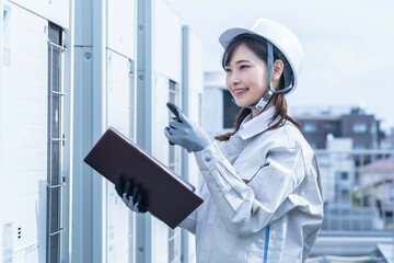 作業着を着た日本人女性