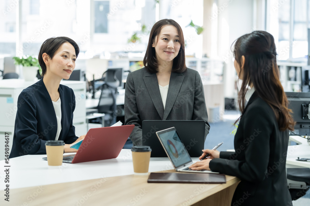 Sticker 打ち合わせをするスーツを着た日本人女性