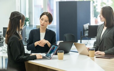打ち合わせをするスーツを着た日本人女性