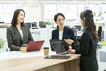打ち合わせをするスーツを着た日本人女性