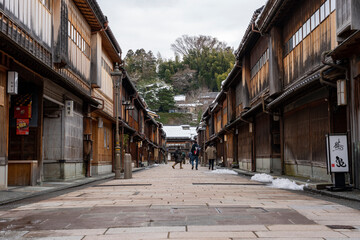Fototapeta na wymiar 冬の金沢観光で人気のひがし茶屋街